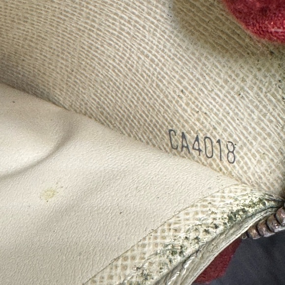 Louis Vuitton
Damier Azur Pattern Coated Canvas
Zippy Wallet - Picture 14 of 16